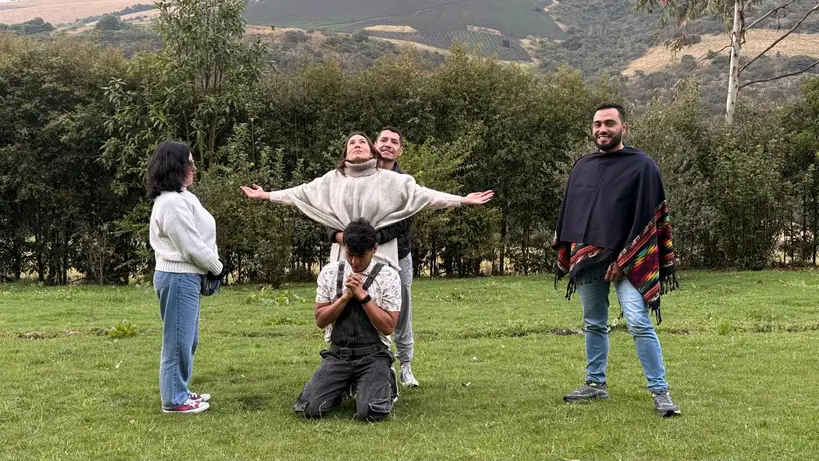 Participantes en actividades grupales en la naturaleza