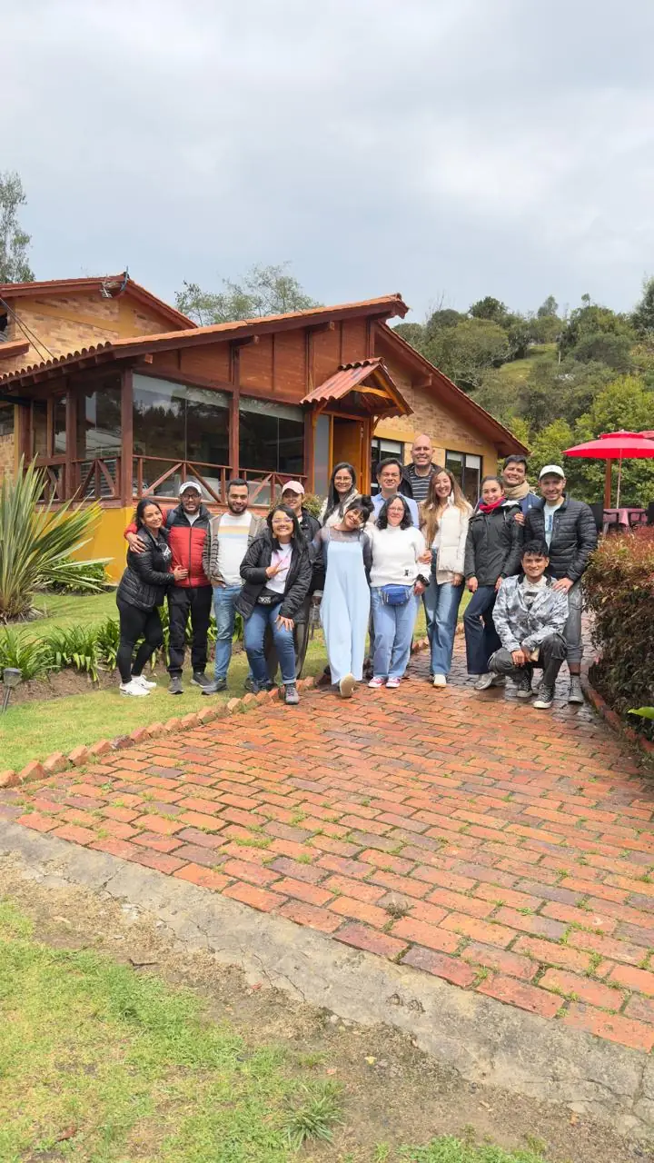 Grupo frente a la finca de retiros