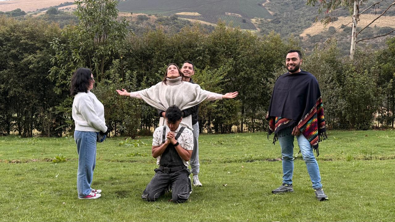 Participantes en actividades grupales en la naturaleza