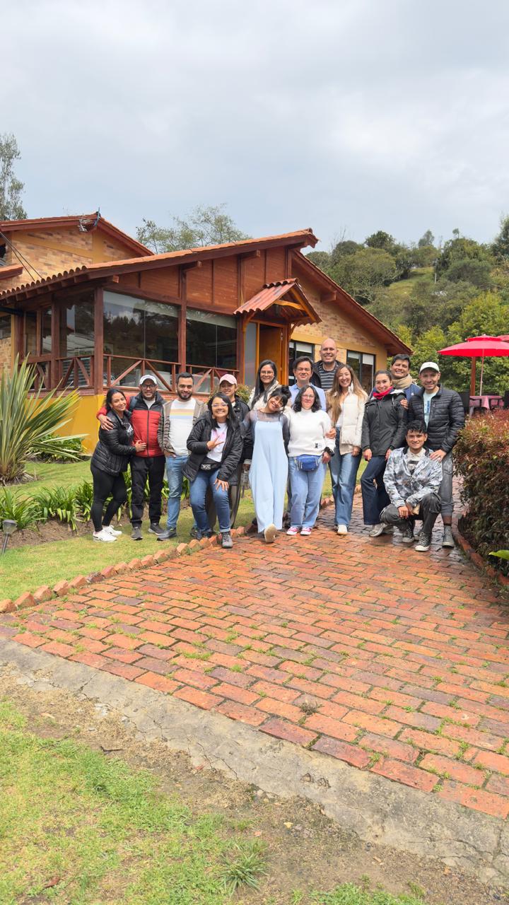 Grupo frente a la finca de retiros